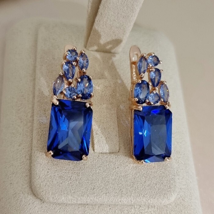 Серьги с крупным камнем Каталог >> Бижутерия >> Ювелирная бижутерия коллекция "Дубай" покрытие позолота, вставка: стекло и фианиты, цвет: синий арт.313.578 313.578