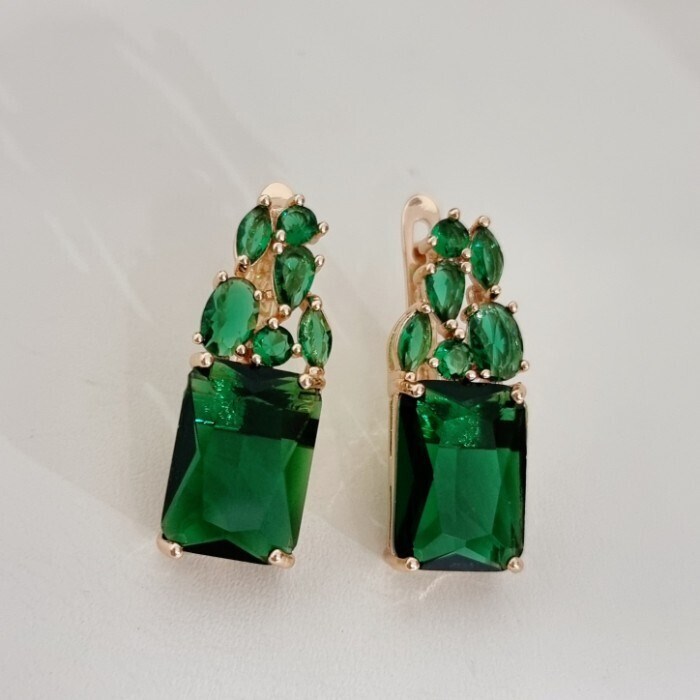 Серьги с крупным камнем Каталог >> Бижутерия >> Ювелирная бижутерия коллекция "Дубай" покрытие позолота, вставка: стекло и фианиты, цвет: зеленый, арт.313.577 313.577