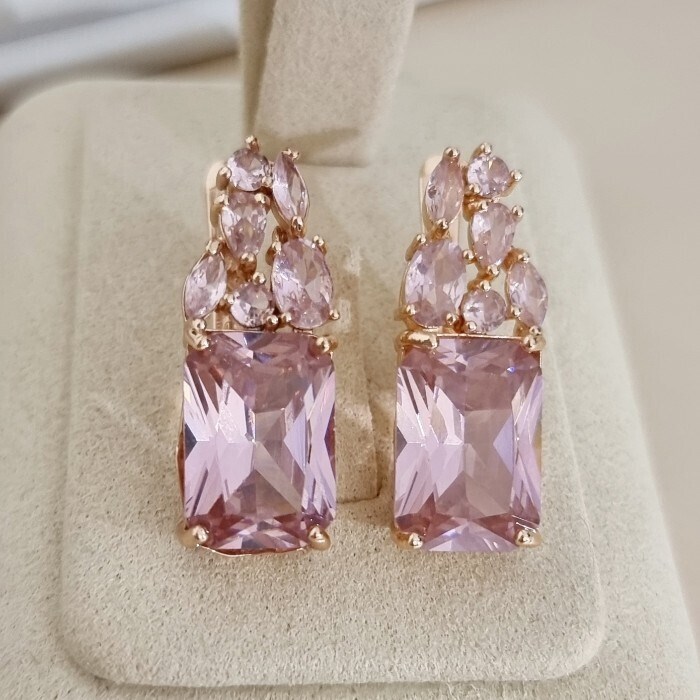 Серьги с крупным камнем Каталог >> Бижутерия >> Ювелирная бижутерия коллекция "Дубай" покрытие позолота, вставка: стекло и фианиты, цвет: розовый, арт.313.579 313.579