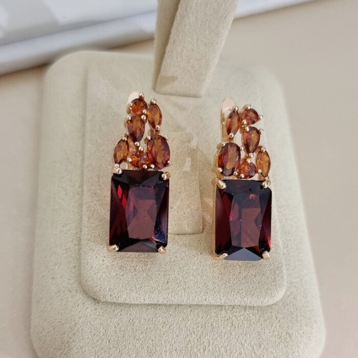 Серьги с крупным камнем Каталог >> Бижутерия >> Ювелирная бижутерия коллекция "Дубай" покрытие позолота, вставка: стекло и фианиты, цвет: коньячный, арт.313.582 313.582