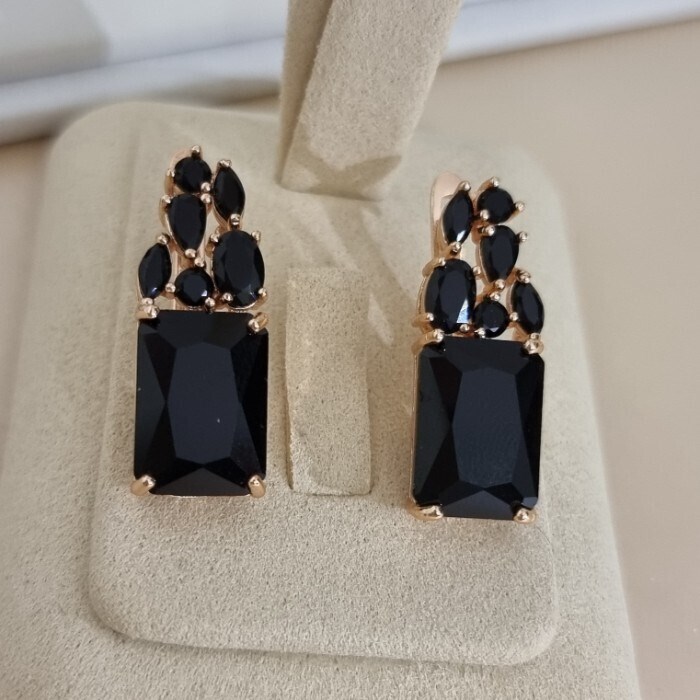 Серьги с крупным камнем Каталог >> Бижутерия >> Ювелирная бижутерия коллекция "Дубай" покрытие позолота, вставка: стекло и фианиты, цвет: черный, арт.313.581 313.581