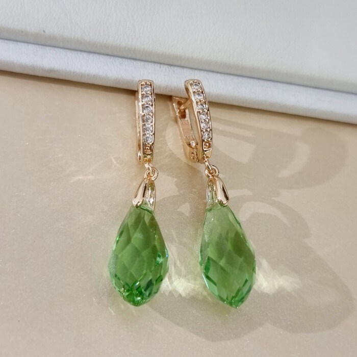 Серьги с кристаллом под Swarovski Каталог >> Бижутерия >> Ювелирная бижутерия коллекция "Дубай", покрытие позолота, цвет: салатовый, арт.414.481 414.481