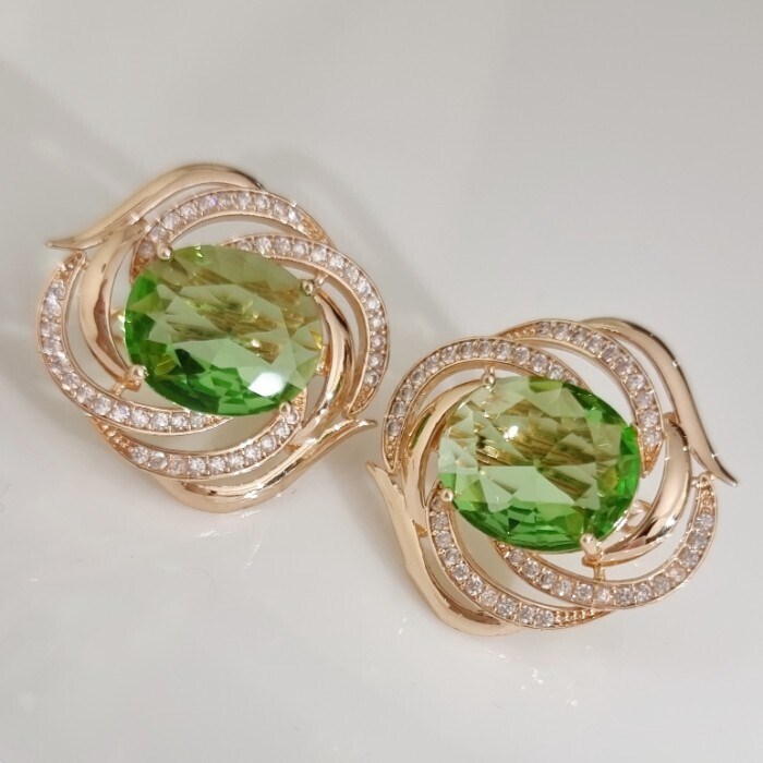 Серьги с крупным камнем Каталог >> Бижутерия >> Ювелирная бижутерия коллекция "Дубай" покрытие позолота, вставка: стекло и цирконы, цвет: бледно-зеленый и прозрачный, арт.215.731 215.731