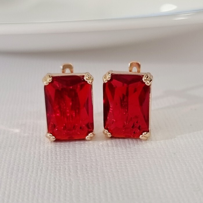 Серьги Каталог >> Бижутерия >> Ювелирная бижутерия с крупным камнем коллекция "Дубай", покрытие позолота, вставка: стекло, цвет: красный, арт.313.519 313.519