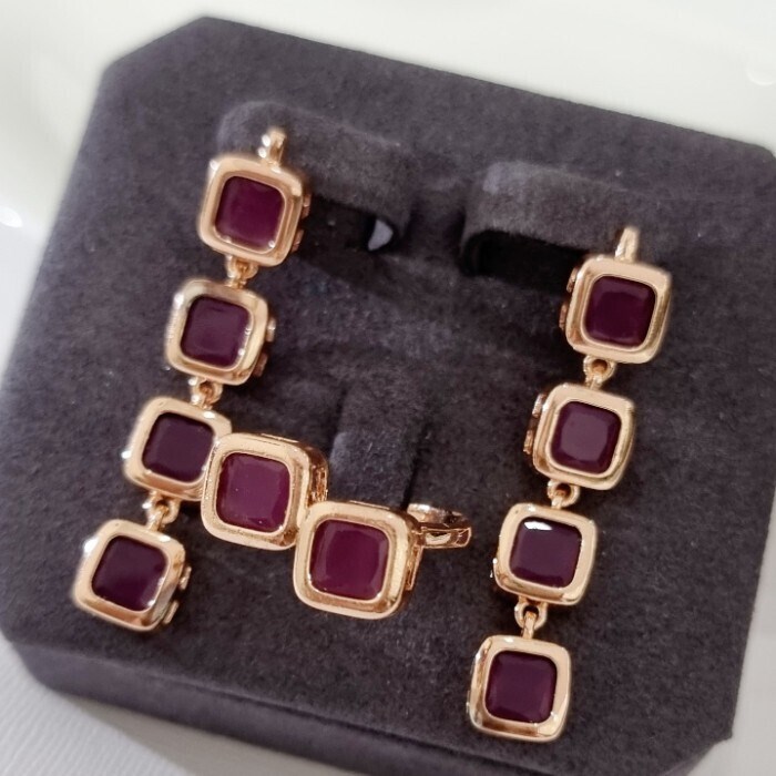 Комплект ювелирной бижутерии коллекция "Дубай" серьги и кольцо 17 р, покрытие позолота, вставка: стекло, цвет: вишневый, арт.313.490-17 313.490-17