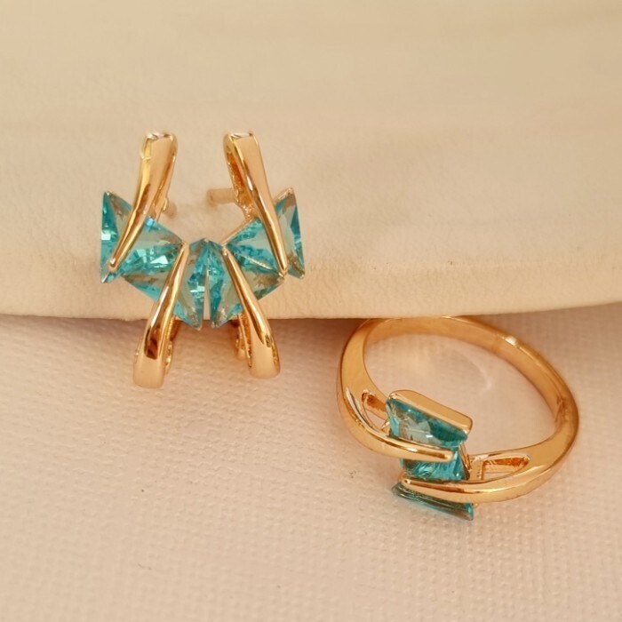 Комплект ювелирной бижутерии коллекция "Дубай" серьги и кольцо 19 р, покрытие позолота, вставка: фианиты, цвет: голубой, арт.314.996-19 314.996-19