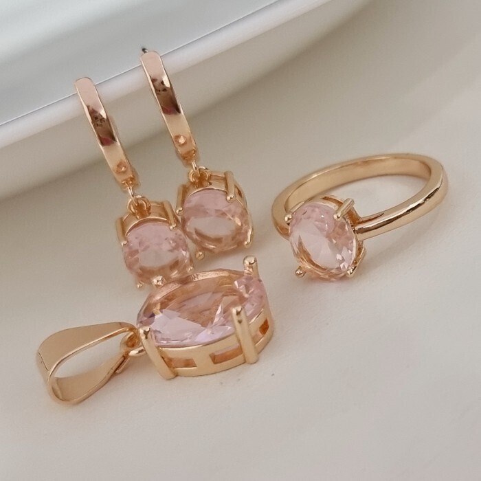 Комплект ювелирной бижутерии коллекция "Дубай" серьги, кулон и кольцо 18 р, покрытие позолота, вставка: фианит, цвет: розовый, арт.215.505-18 215.505-18