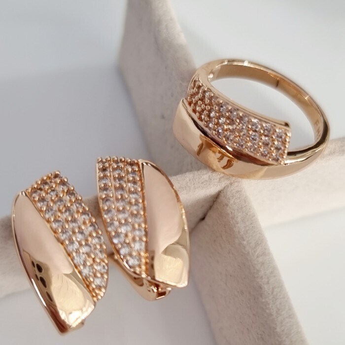 Комплект ювелирной бижутерии Дубайское золото: серьги и кольцо 18 р, с покрытием позолотой, вставка: фианиты, цвет: прозрачный, арт.314.737-18 314.737-18