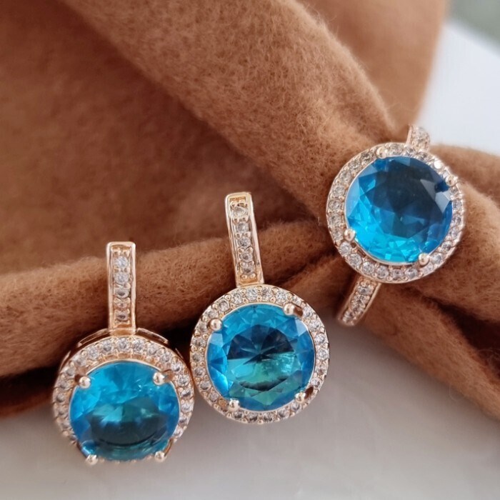 Комплект Каталог >> Бижутерия >> Ювелирная бижутерия коллекция  "Дубай" серьги и кольцо 18 р, покрытие: позолота, вставка: фианиты, цвет: прозрачный и голубой, арт.314.464-18 314.464-18