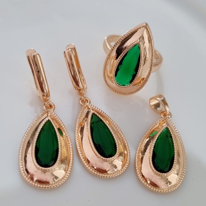 Комплект Каталог >> Бижутерия >> Ювелирная бижутерия крупный коллекция "Дубай" серьги, кулон и кольцо 20 р, покрытие: позолота, вставка: фианиты, цвет: зеленый, арт.213.795-20 213.795-20