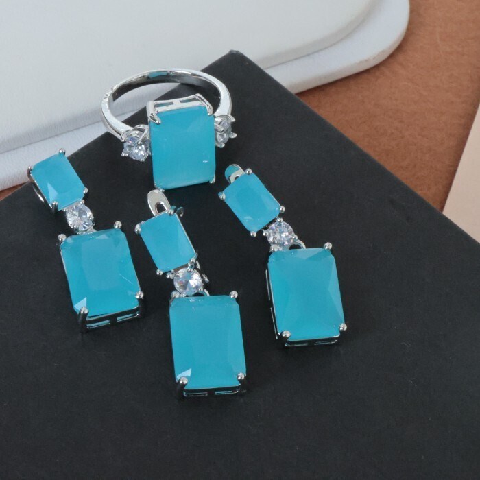 Комплект ювелирной бижутерии, серьги, кулон и кольцо 18 р, покрытие посеребрение, вставка: фианиты, цвет: голубой матовый, арт.314.367-18 314.367-18