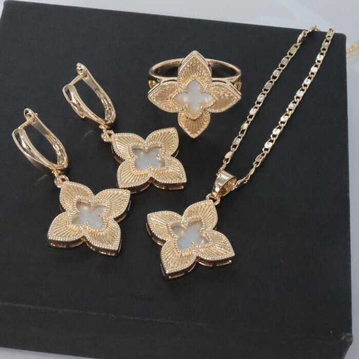 Комплект ювелирной бижутерии Итальянское золото (покрытие желтое 14к) в форме клевера, серьги, кулон на цепочке и кольцо 18 р, вставка: ювелирный пластик, цвет: перламутр, арт.213.418-18 213.418-18