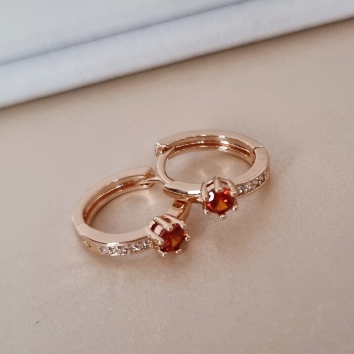 Серьги маленькие круглые конго коллекция "Xuping" покрытие позолота, вставка: фианиты, цвет: красный и прозрачный, арт.101.233 101.233
