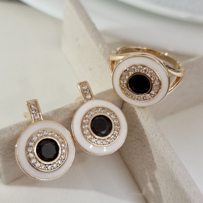 Комплект ювелирной бижутерии Дубайское золото  с покрытием позолотой 18К, серьги и кольцо 17 р, вставка: эмаль и фианиты, цвет: белый, арт.215.261-17 215.261-17