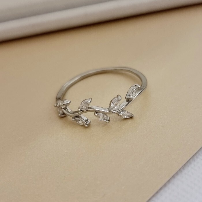 Кольцо Каталог >> Бижутерия >> Ювелирная бижутерия, покрытие посеребрение, вставка: фианиты, цвет: прозрачный, 17 р, арт.219.393-17 219.393-17