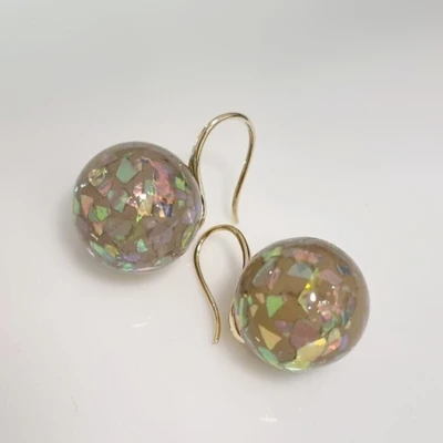 Серьги крупные шары из эпоксидной смолы с блестками, цвет: оливковый, арт.101.144 101.144