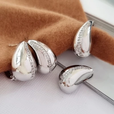 Комплект ювелирной бижутерии серьги, кулон и кольцо кольцо разъемное в форме дутой капельки, покрытие: посеребрение, вставка: фианиты, цвет: прозрачный, арт.213.335 213.335