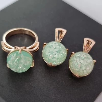Комплект ювелирной бижутерии коллекция "Дубай" , серьги и кольцо 17,5 р , покрытие: позолота, вставка: искусственный камень, цвет: зеленый, арт.213.207-17,5 213.207-17,5