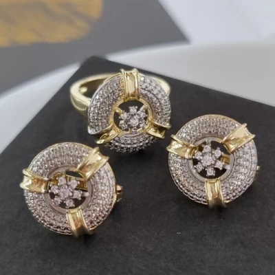 Комплект ювелирной бижутерии Итальянское золото (покрытие желтое 14к) в форме кругов, серьги и кольцо 19 р, вставка: фианиты, цвет: прозрачный, арт.217.141-19 217.141-19