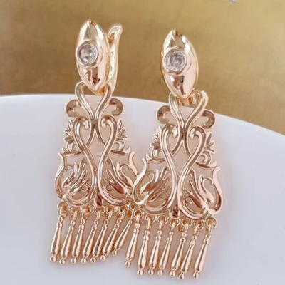 Серьги крупные висячие Каталог >> Бижутерия >> Ювелирная бижутерия Дубайское золото, покрытие позолота, вставка: фианит, цвет: прозрачный, арт.214.851 214.851