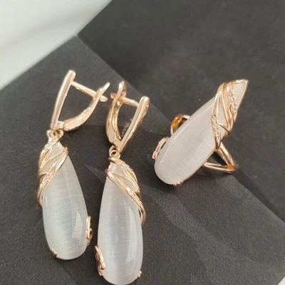 Комплект ювелирной бижутерии коллекция "Дубай",серьги и кольцо покрытие позолота, вставка: камень кошачий глаз, цвет: молочный, р 17, арт.215.073-17 215.073-17