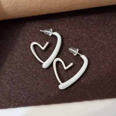 Серьги  гвоздики сердца Каталог >> Бижутерия >> Ювелирная бижутерия коллекция "Дубай" посеребрение, цвет вставки: светло - серый, арт. 001.278 001.278