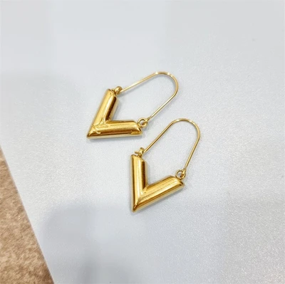 Серьги из стали геометрической формы Каталог >> Бижутерия >> Ювелирная бижутерия, покрытие: позолота, 301809, арт. 847.467 847.467
