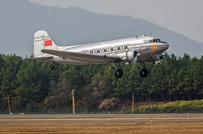 05813  авиация  DC-3 CNAC  (1:48) 9580208058139