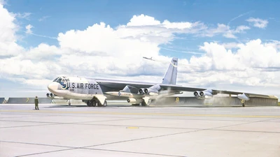 1451  авиация  B-52G Stratofortress Early version with Hound Dog Missiles  (1:72) 8001283014519
