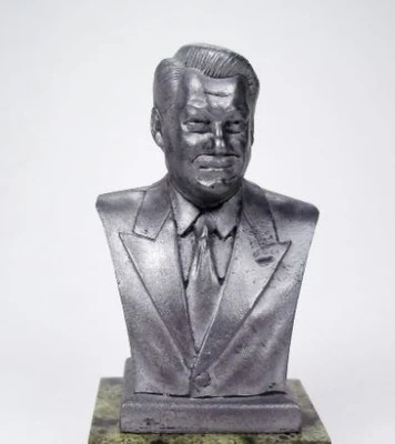 BustMet1/10-08  миниатюра  Бюст  Ельцин Б.Н.  (1:10) 2000000164502
