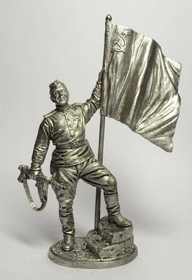 WW2-16  миниатюра  Гв. ефрейтор пехоты Кр. Армии с советским флагом. 1943-45 гг. СССР 2000000091464