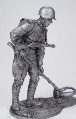 WW2-58  миниатюра  Ряд.сапёрных частей Красной Армии с миноискателем, 1943-45 гг. СССР 2000000164410