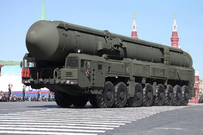 01082  техника и вооружение  15U175 TEL of RS-12M1 Topol-M ICBM complex  (1:35) 9580208010823