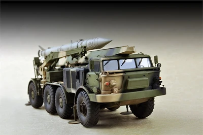 07179  техника и вооружение  9P113 TEL w/9M21 of 9K52 Luna-M (FROG-7)  (1:72) 9580208071794