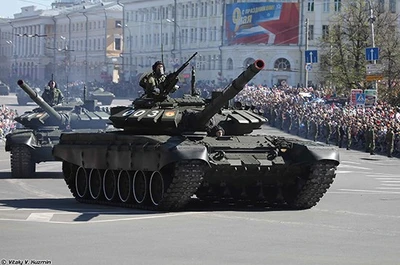 09508  техника и вооружение  Russian Танк-72B3 MBT  (1:35) 9580208095080