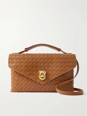 Сумка на плечо средняя из кожи Intrecciato Knot Lock BOTTEGA VENETA, коричневый 47344404