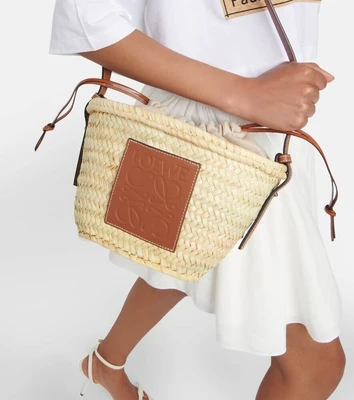 Плетеная сумка Paula's Ibiza Anagram Loewe, бежевый 2089388