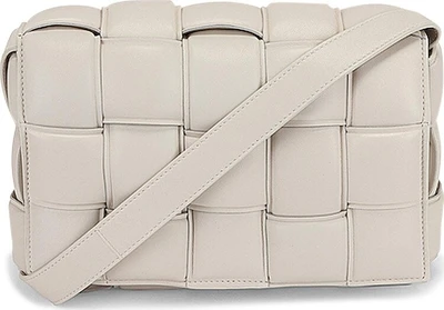 Сумка Bottega Veneta Padded Cassette Bag Chalk/Gold, белый 1127668
