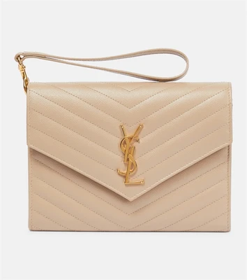 Кожаный клатч Cassandre Small с матовой отделкой Saint Laurent, бежевый 2106529