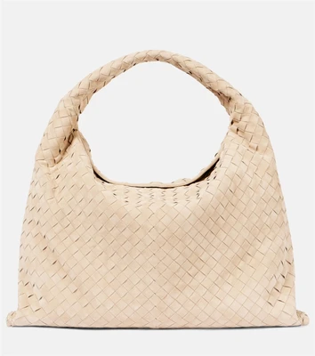Hop Large Intrecciato плечевая сумка из замши Bottega Veneta, Ecru-Muse Brass 25641932