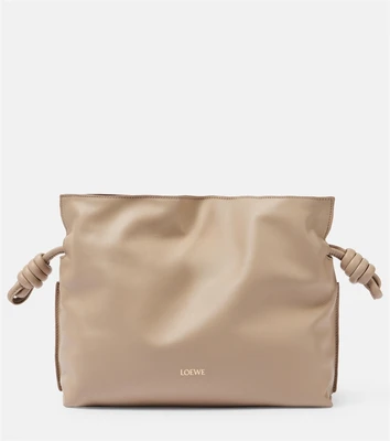 Средний кожаный клатч Flamenco Loewe, песочный 25641339
