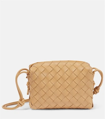 Мини-сумка через плечо из кожи с петлей Bottega Veneta, коричневый 2124925