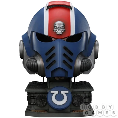 Фигурка JoyToy. Space Marine 2: Ultramarines Lieutenant Titus' MKX Helmet & Display Stand 756571