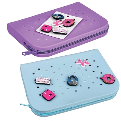 81199 Косметичка Charm 20*14*2.7 cм (силикон+ПВХ), цвет в ассортименте (сиреневый, голубой). В комплекте 5 силиконовых клипсы, которые легко крепятся и снимаются 51889766