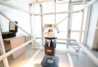 {{photo.Alt || photo.Description || 'Стенд полунатурного моделирования для отработки систем ориентации, стабилизации и навигации Спутникс ✅'}}