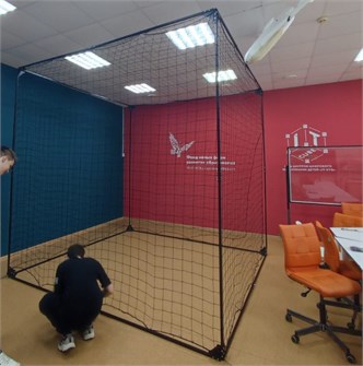 {{photo.Alt || photo.Description || 'Сетчатый куб для тестовых полётов в защищённом пространстве (3х3х3 м) ✅'}}