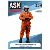 ASK32001  фигуры  Пилот ВВС\ВКС России в ВМСК (планшет в руках) #1  (1:32) 2000000214771