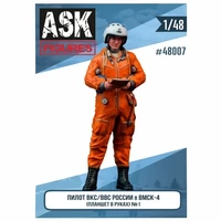 ASK48007  фигуры  Пилот ВВС/ВКС России в ВМСК (планшет в руках) #1  (1:48) 2000000214788