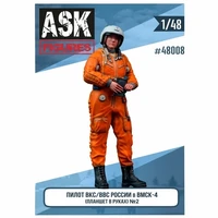 ASK48008  фигуры  Пилот ВВС/ВКС России в ВМСК (планшет в руках) #2  (1:48) 2000000214795