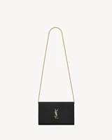 Кошелек на цепочке CASSANDRE из блестящей кожи с тиснением под крокодила SAINT LAURENT, черный 47373563
